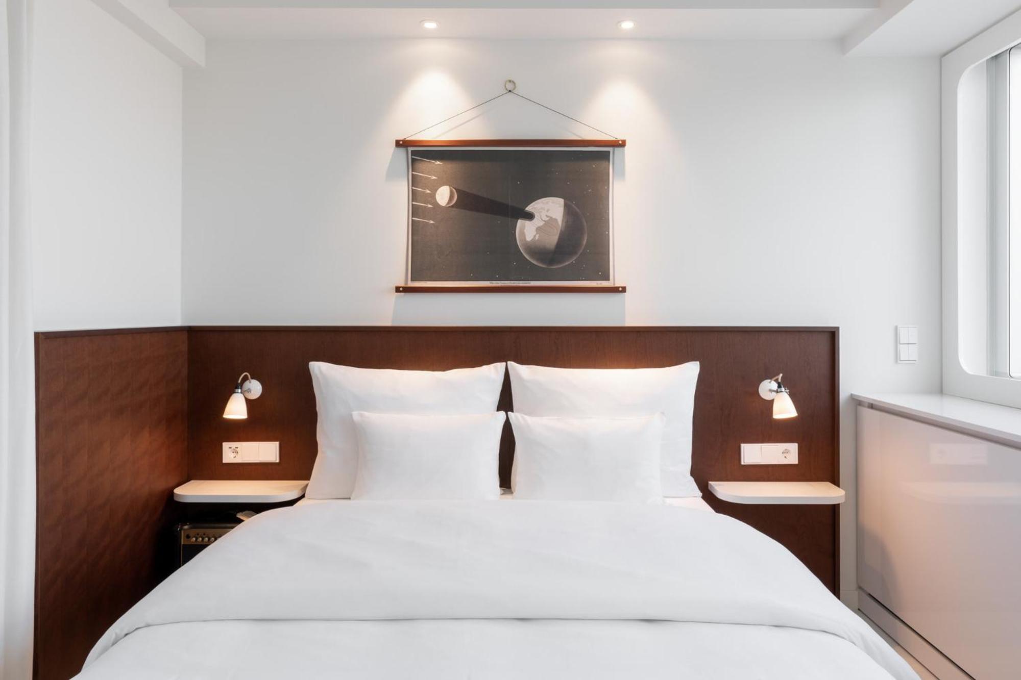 Ruby Luna Hotel